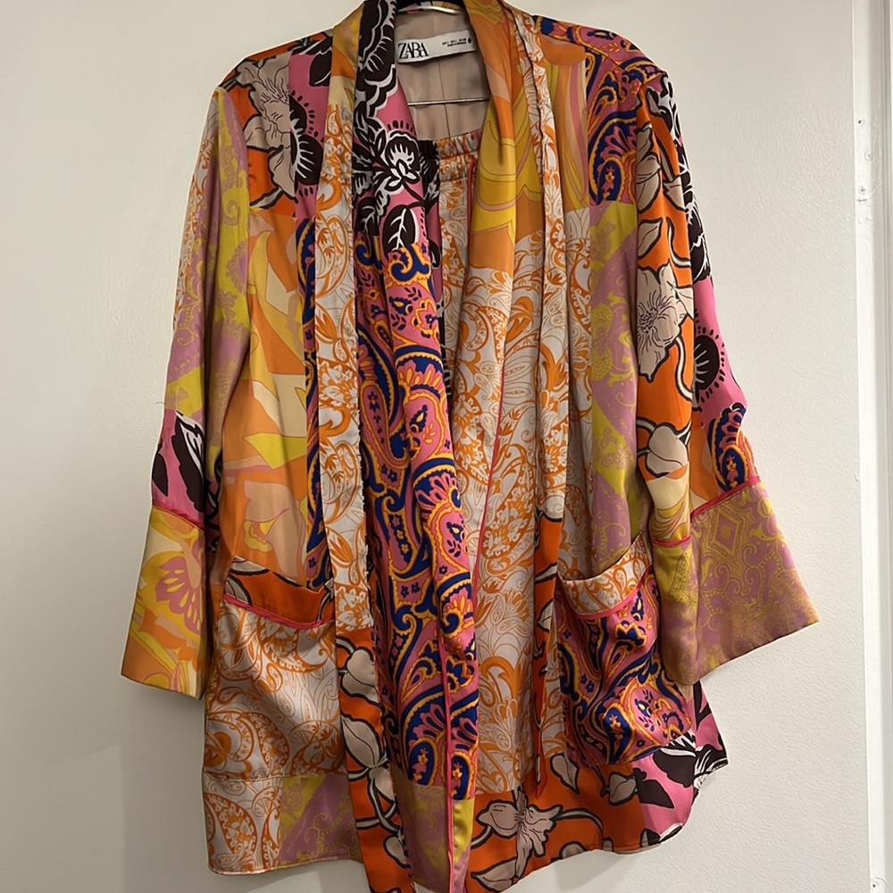 Satin short set. Wrap top.